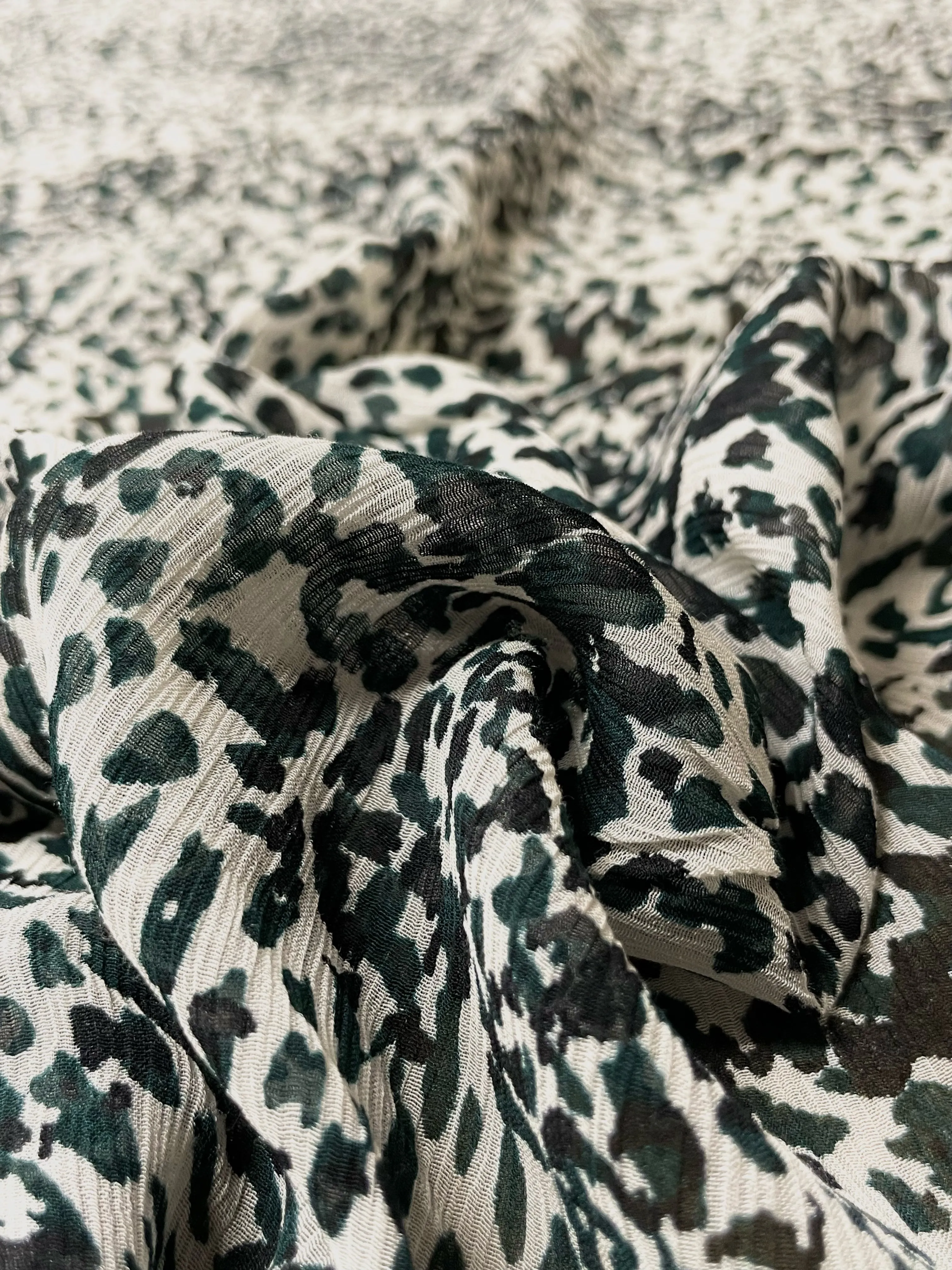 S-7646W ANIMAL LOOK PRINT SILK VISCOSE CREPON. ITALY